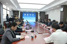 雨天为何还要洒水作业？济南市城管局“圆桌对话”多方商讨解决道路洒水问题图片