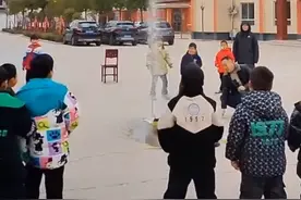用废旧材料制作水火箭的乡村科学教师：学生对外界有很多好奇，经常会带他们做实验图片