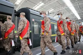 上海市2023年上半年征集的新兵起运奔赴军营，大学毕业生成为新兵主体图片