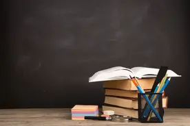 潮评丨“公”“私”领域有界限 穿衣自由也有底线图片