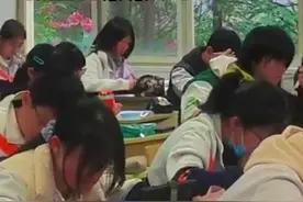 美好！教室内莘莘学子，教室外朵朵繁花图片