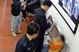 暖！走失萌娃来派出所，竟意外收获一个“哥哥”图片