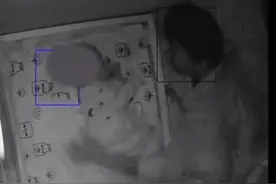 气愤！三个月婴儿半夜竟遭带睡保姆暴力推搡！父母报警→图片