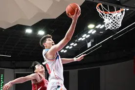 新疆男篮五棵松踩场训练，球员要以良好表现回报球迷图片