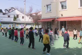 体育课上，同学们练起瑜伽、太极、八段锦和五禽戏！图片