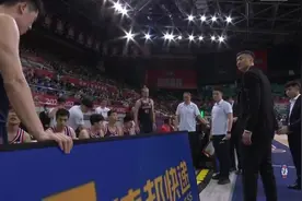 全场高呼：“易建联，MVP！”图片