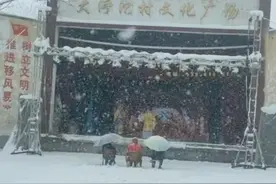 豫剧团长回应“冒雪演出近3小时”：老祖宗留下规矩，只要一鸣锣开戏就不能停图片