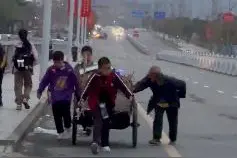 老人艰难拉车上坡，4名小学生果断相助！网友：这就是教育的意义图片
