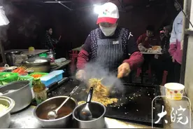 城市“守夜人” | 合肥夜市夫妻档：小吃摊摆到凌晨3点半图片
