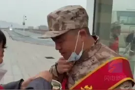 送日照新兵上车的站台上 妈妈喂儿子吃饺子送上拥抱图片