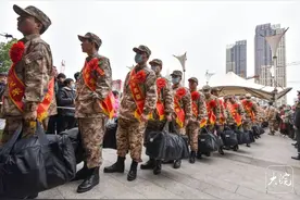 阜阳1200名新兵启程赴军营图片