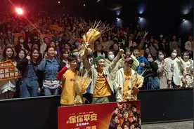 携剧组来蓉路演 导演大鹏：对待谣言  《保你平安》就是我们的态度图片
