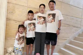 王楠分享一家人互动欢乐时光 女儿笑笑尽情和父亲打闹关系好图片