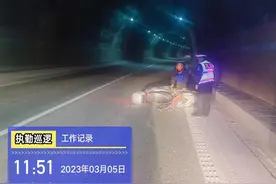 男子隧道摔倒，交警及时送医图片