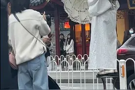 女子穿和服在南京鸡鸣寺樱花下拍照？警方：处理工作正在开展图片