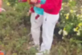 大妈不顾保安多次劝阻踩踏草地拍照 拍摄者：拿大喇叭喊都没用图片