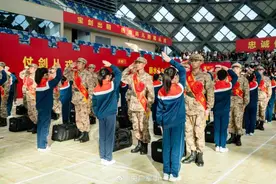 热血！浙江丽水入伍新兵获赠“从戎之剑”图片