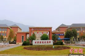 殴打学生老师被解聘 校方：正配合相关部门调查和处理图片