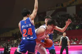 刘泽一休息九轮终于复出，浙江稠州金租男篮主场战胜新疆图片