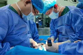 10多斤肿瘤“霸占”腹腔 医护人员4小时成功“拆弹”图片