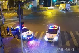 又险又暖！九旬老伯凌晨走上高架，幸好……视频封面