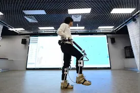 北京交大学生打造“外骨骼机器人”，已开展临床试验图片