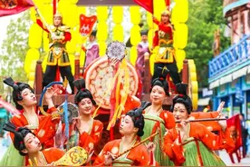 来欢乐谷玩穿越！《唐宫夜宴》国风表演美如画图片