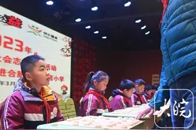 合肥小学生与中国棋王对弈“不服输” 被棋王点赞“这种精神非常好”图片