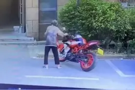 上海老太推倒摩托车后去世，车主坚持维权……有结果了！图片