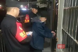 寒夜里老人摔倒在路边，衣衫单薄瑟瑟发抖，只记得自己的名字，湖北枣阳民警耐心安抚，送他回家图片