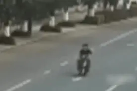 男子花万元改装电动车，结果骑出500米就自燃……图片