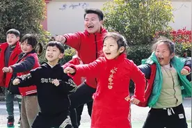 幼儿园来了孩子喜欢的男老师图片