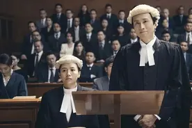 为什么电视剧里的律师老戴个假发？图片