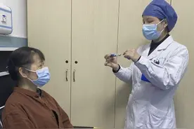 怕疼糖友不愿注射胰岛素，护士手把手传授注射技巧图片