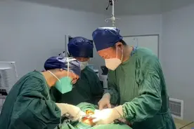 女子假牙不合适险些“磨”出口腔癌，医生：口腔溃疡超过一个月未愈要就诊图片
