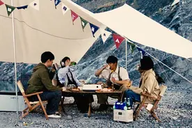 年轻人把厨房搬到野外！搜索量同比增长120%，露营“新三样”火了图片