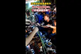 淄博烧烤摊偶遇老外，男子热情介绍吃法“歪瑞迪丽舍斯”图片