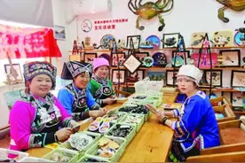 少数民族外来媳妇巧手制作特色工艺品图片