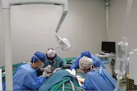 女子戴了20年的义眼老化严重，四名医生合力为她二次植入图片