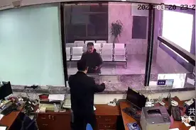 急！男子粗心后备箱门大敞开，被顺手牵羊两万余元……图片