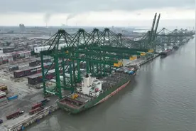 福州港首台远控岸桥投入试运行图片