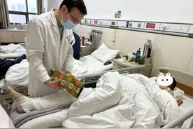 小伙运动后膝盖总是"打软腿"， 医生：交叉韧带撕裂后无法自行愈合图片