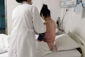 女孩按摩店扎针灸刺破胸腔压瘪肺，这类人风险更高，严重可危及生命图片