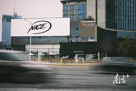 在东莞市中心，建了潮流篮球场图片