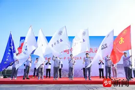 2000多名师生徒步18公里！南京一中启动“环城墙”慈善行走图片