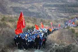 宁夏2300名师生徒步54公里到陵园祭拜英烈，校方：已坚持28年，安全有保障图片
