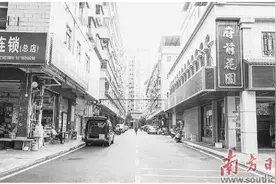 道路铺上沥青 外墙粉刷一新图片