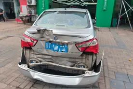 洗车工无证挪车撞倒顾客致重伤，全赔并行拘！图片