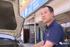 惊魂一刻！乐山一修理厂师傅修车时车底窜出长蛇图片