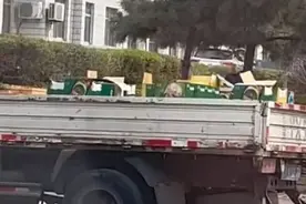 点赞文明之举！啤酒瓶路口摔落碎了一地，烟台司机车流中徒手捡拾图片